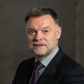 Dr. Johannes Bruns