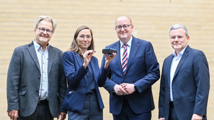 Pressebild Biobanken Symposium der TMF. Zu sehen: Sebastian C. Semler (Geschäftsführer TMF e. V.), Tagungspräsidentin Dr. Heidi Altmann (Universitätsklinikum Dresden), Matthias Hauer (Parlamentarischer Staatssekretär im Bundesministerium für Forschung, Technologie und Raumfahrt (BMFTR)) und PD Dr. Michael Kiehntopf (TMF-Vorstand, Universitätsklinikum Jena)