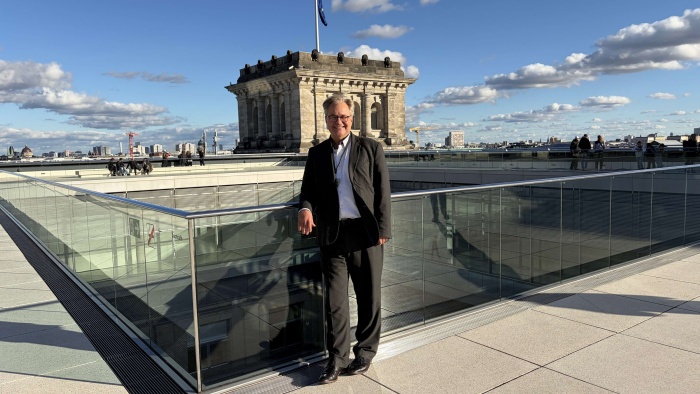 TMF-Geschäftsführer Sebastian C. Semler steht auf der Dachterrasse des Reichstagsgebäudes in Berlin, im Hintergrund sind Teile der Berliner Skyline zu sehen.