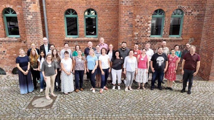 TMF-School 2023 Die Teilnehmer und Teilnehmerinnen der TMF-School 2023 beim Posieren fürs Gruppenfoto