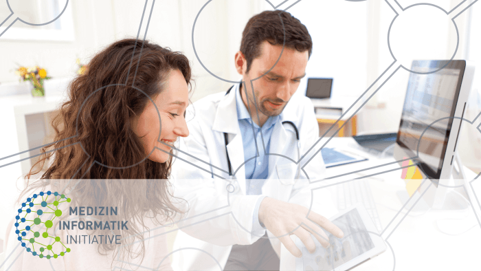 Ein Arzt zeigt einer Frau etwas auf einem Tablet und unten ist das Logo der Medizininformatik-Initiative abgebildet