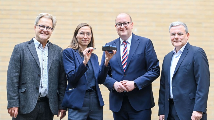 Gruppenfoto von Sebastian C. Semler, Dr. Heidi Altmann, Matthias Hauer und PD Dr. Michael Kiehntopf auf dem Biobanken-Symposium 2025.