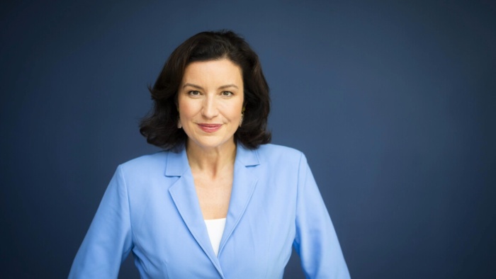 Frau Dorothee Bär schaut frontal in die Kamera