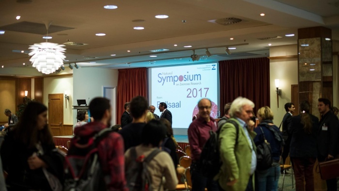 Der Saal und Teilnehmende beim Zoonosen-Symposium 2017