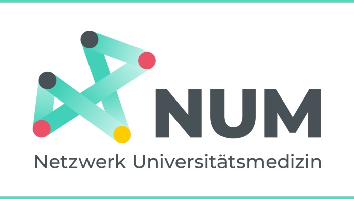 Logo des Netzwerks Universitätsmedizin (NUM). Links ein stilisiertes, aus türkisfarbenen verbundenen Linien und farbigen Knotenpunkten gebildetes Symbol, rechts die dunkelgrauen Großbuchstaben „NUM“. Unterhalb steht der Schriftzug „Netzwerk Universitätsmedizin“.