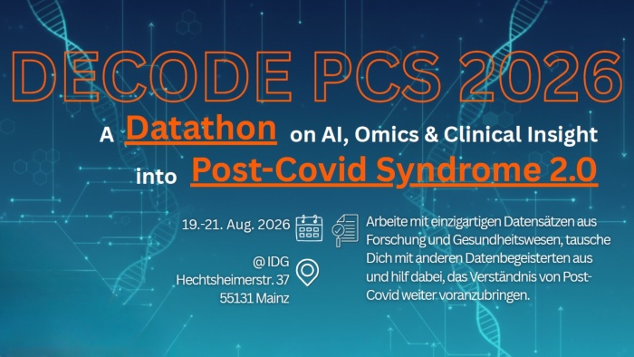 Banner mit dem Titel „DECODE PCS 2026 – A Datathon on AI, Omics & Clinical Insight into Post-Covid Syndrome 2.0“. Der Hintergrund zeigt stilisierte DNA-Doppelhelices und digitale Netzwerk-Elemente in Blau. Der Titel ist in großen orangefarbenen und weißen Buchstaben hervorgehoben.