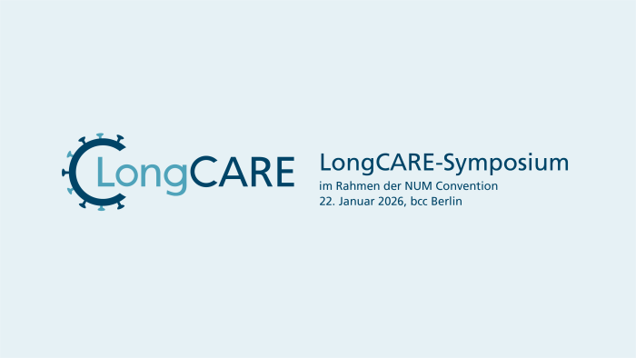 Das Bild zeigt das Logo von LongCARE. Der Buchstabe „C“ ist stilisiert und erinnert an die Form eines Viruspartikels. Neben dem Logo steht der Text: „LongCARE-Symposium im Rahmen der NUM Convention 22. Januar 2026, bcc Berlin“. Der Hintergrund ist hellblau, die Schrift in verschiedenen Blautönen gehalten.